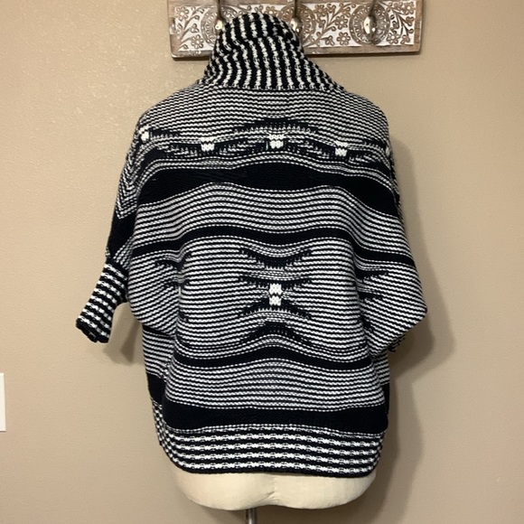 Express Sweater Shrug - Picture 2 of 7